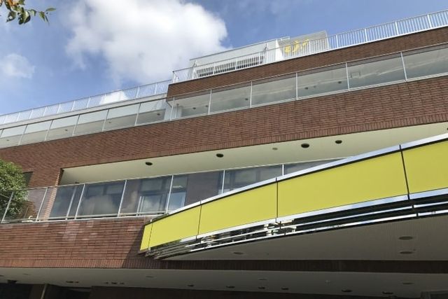 落ち着いた外観の建物
