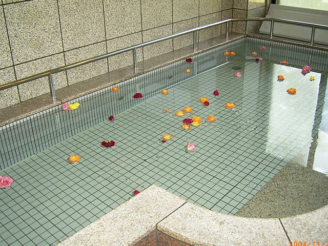 花が浮かぶ浴槽 浴室 日の光が差し込む浴槽です。リラックスした時間を提供します。