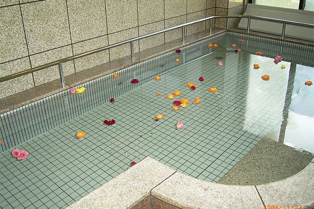 花が浮かぶ浴槽
