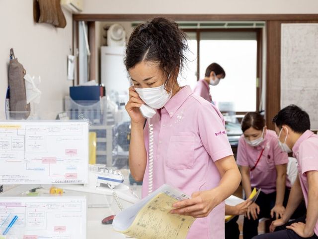 スタッフが働く様子の休憩室 休憩室 スタッフが協力し合いながら業務を円滑に進めています。働きやすい環境が特徴です。