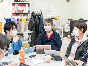 スタッフの打ち合わせ中