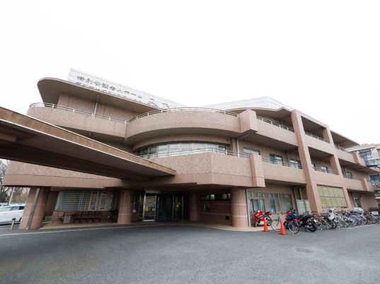 モダンな建物のエントランス