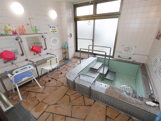 バリアフリー設計の浴室