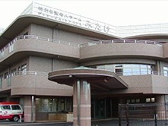 茶色の建物の外観