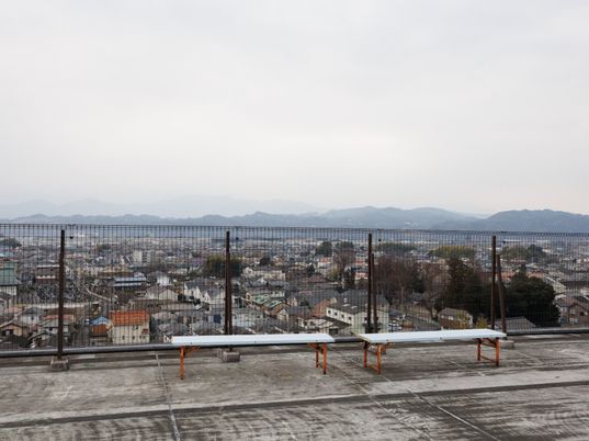 都市の景色が見渡せる屋上