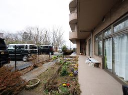 庭園付きの建物外観