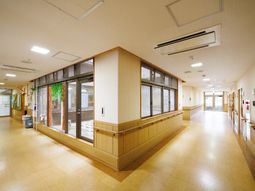 広々とした明るい廊下