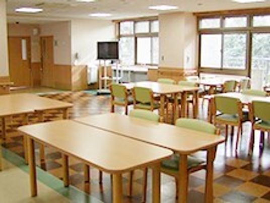 日当たりの良い共有ダイニング