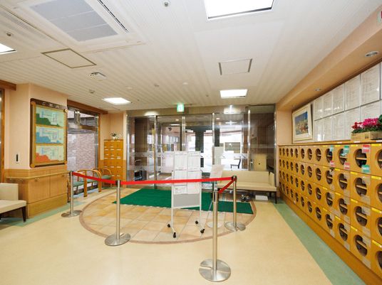エントランスの明るい空間