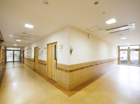 明るく広い廊下