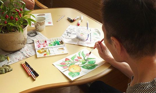 絵画活動をする人