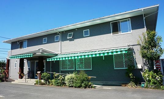 緑の屋根が特徴の建物外観