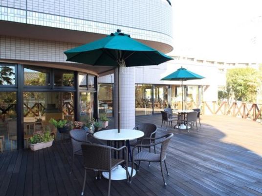 中庭のテーブルと椅子