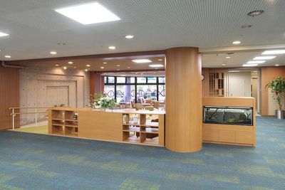 明るい広々としたロビー