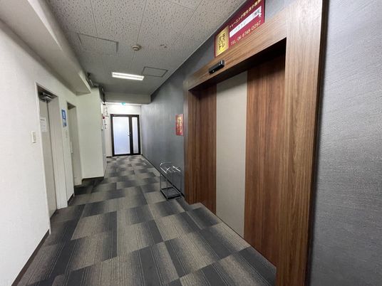 エレベーター前の廊下  