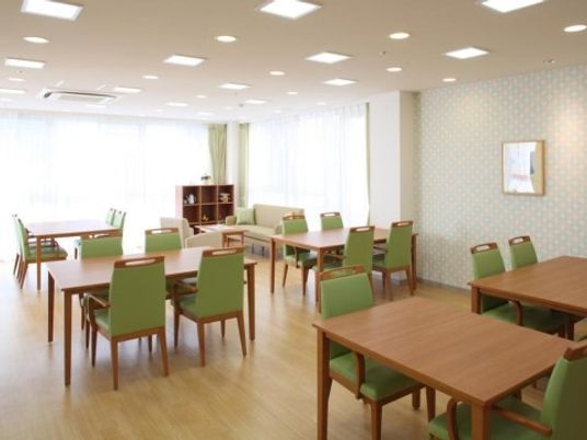 広々とした明るい食堂