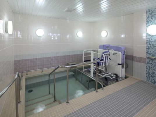 バリアフリー設計の浴室