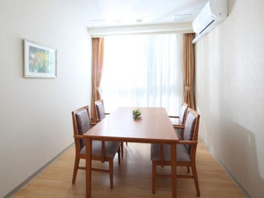 明るいダイニングスペース