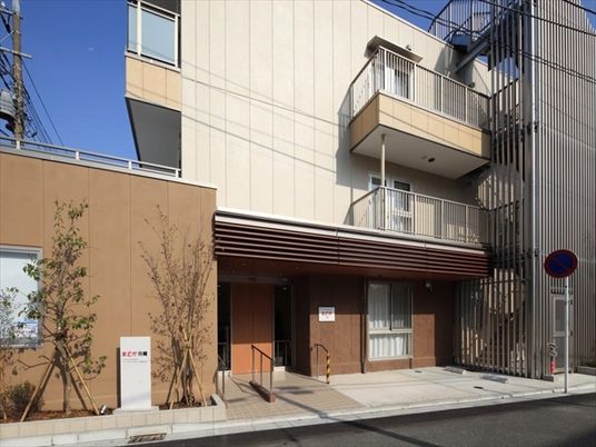 モダンな建物のエントランス