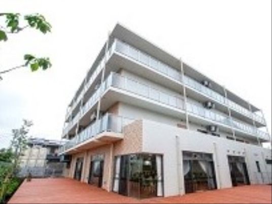 白い建物の外観