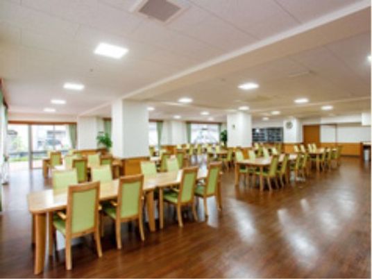 広々とした明るいダイニング