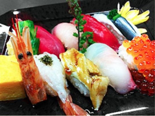 彩り豊かな寿司の盛り合わせ