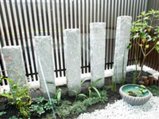 緑溢れる小さな庭スペース