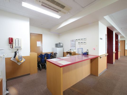 明るいエントランスの様子