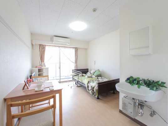 明るい居室の様子