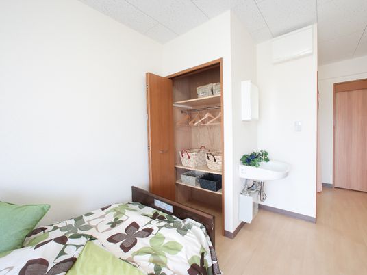 明るい個室の居住空間