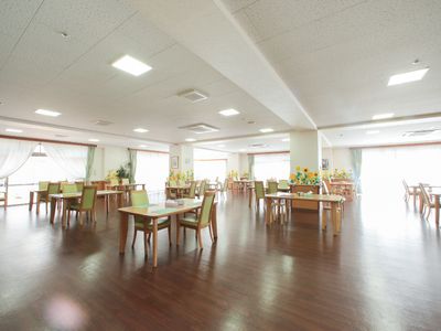 広々とした明るい食堂