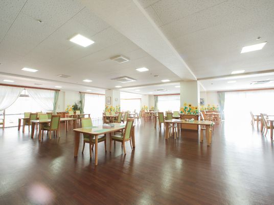 広々とした明るい食堂