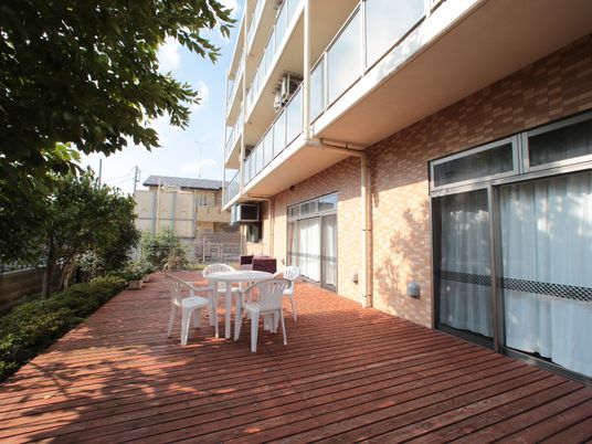 木陰のテラス席