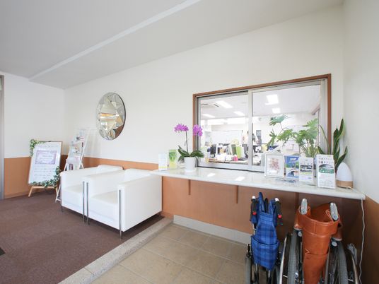 受付とソファのある空間