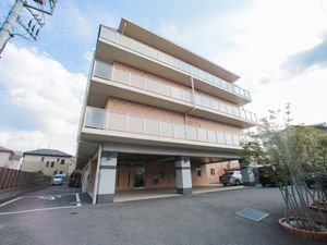 明るい外観の建物