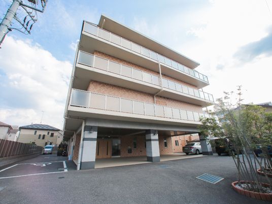 明るい外観の建物