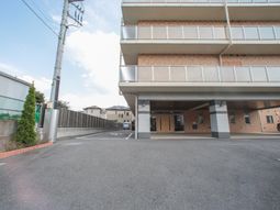施設の入り口と外観