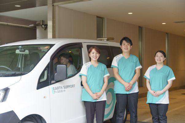 笑顔のスタッフと車