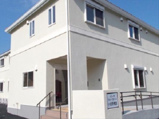 明るい建物のエントランス