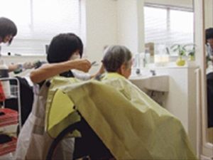 理美容作業中のスタッフ