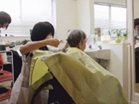 理美容作業中のスタッフ