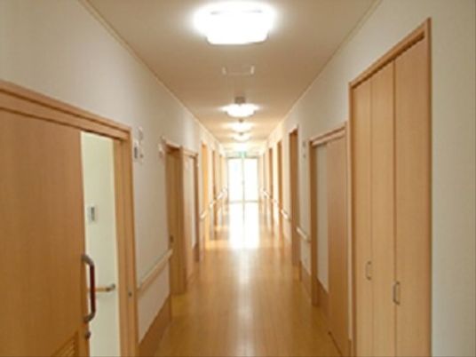 明るく広い廊下の風景