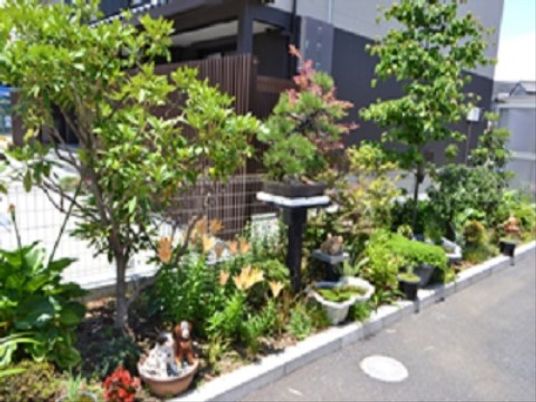 手入れの行き届いた外緑地