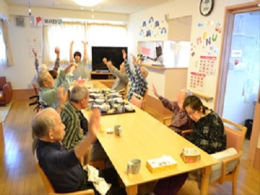 賑やかな共有スペースの風景