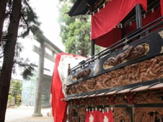 彫刻飾りのある建物部分