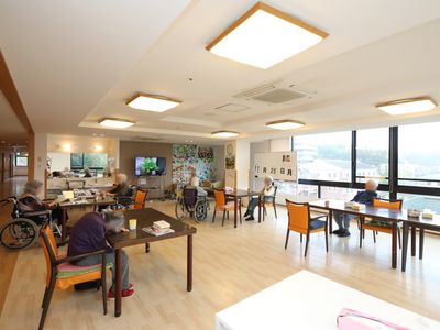 広々とした明るい食堂