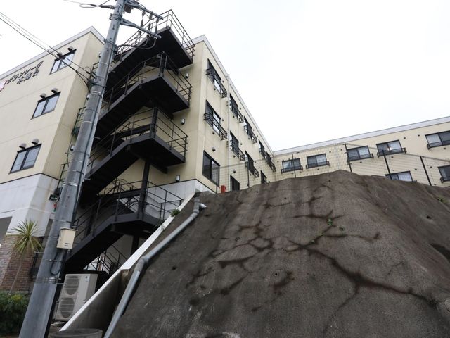 建物の外観と階段