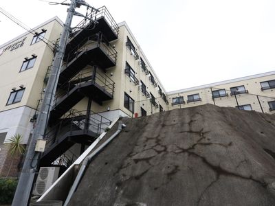 建物の外観と階段