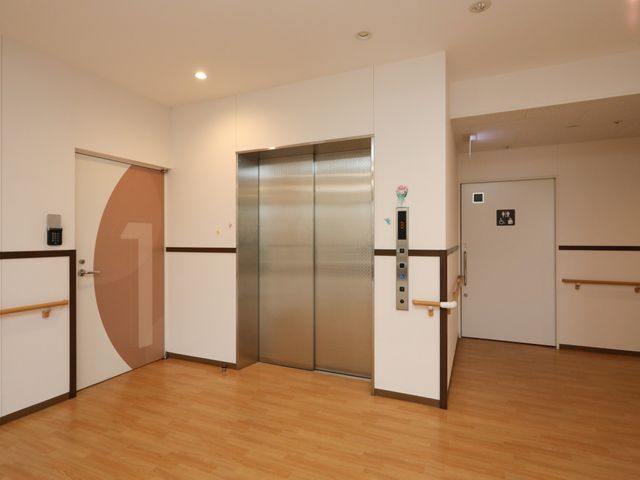 廊下とエレベーターの風景