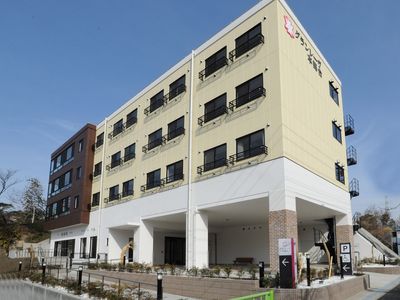 広々とした外観の建物